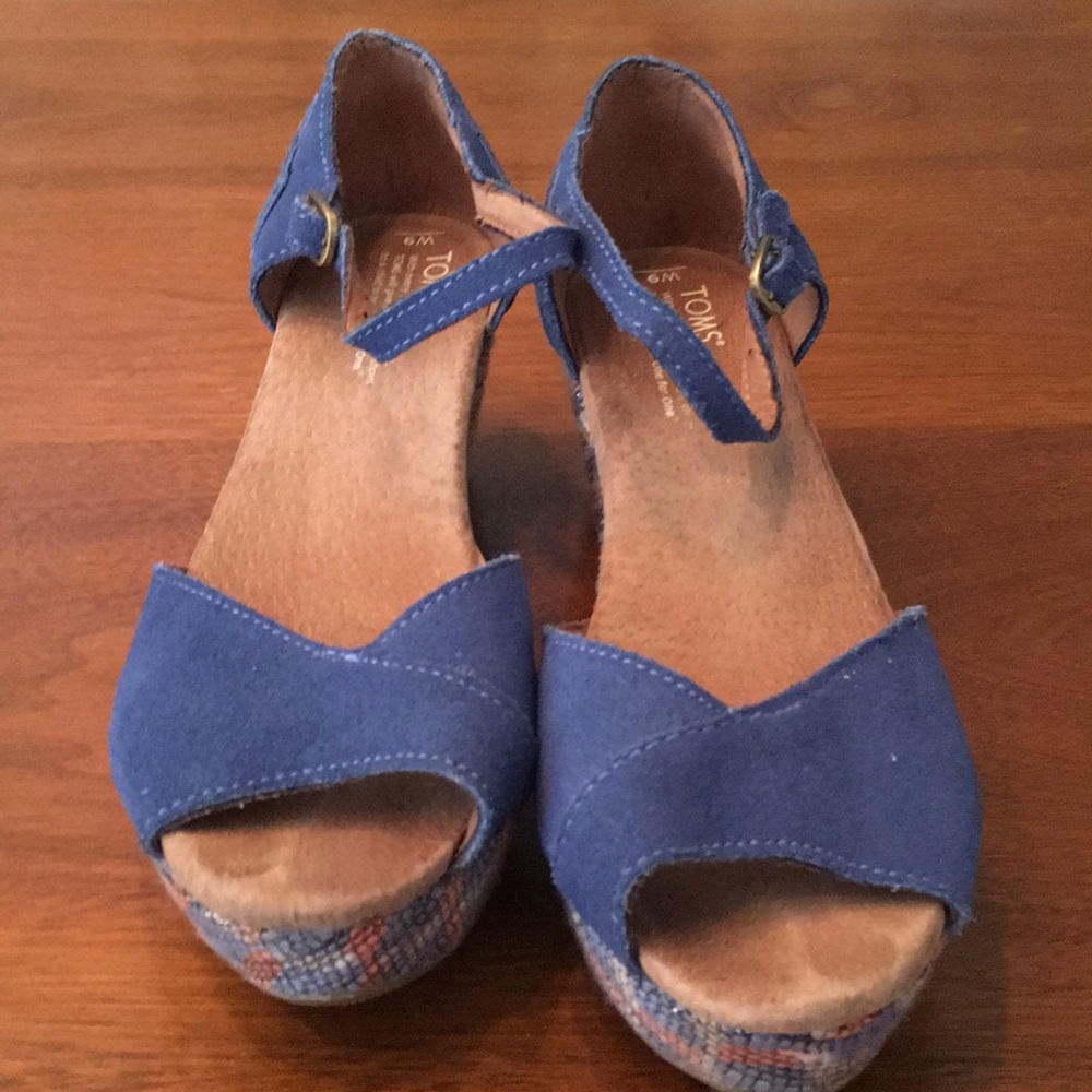 Toms blue espadrille wedge with fun print